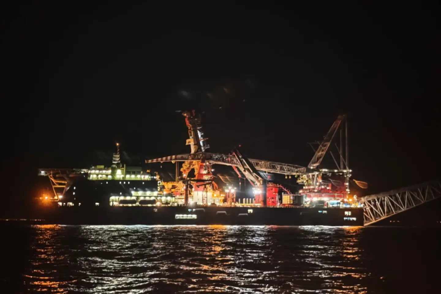 Incendiul de la bordul navei Gas Lisbon a scăzut în intensitate