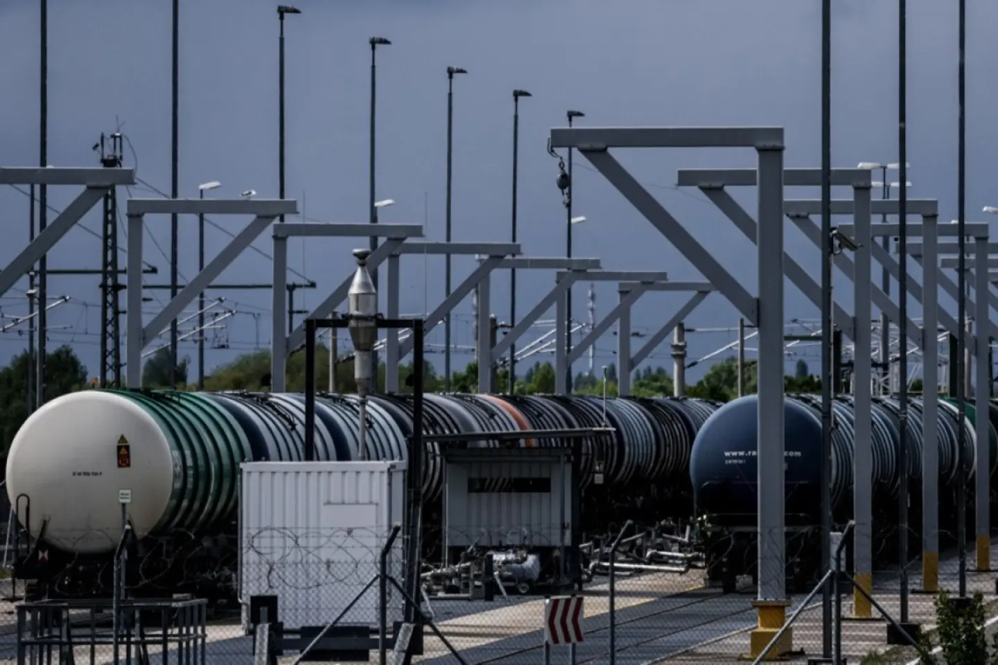 Prețul barilului de petrol a ajuns iar la 100 de dolari