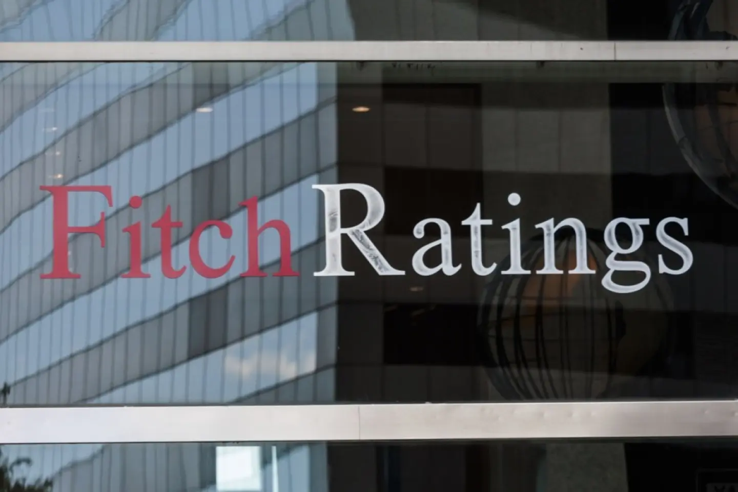 Agenția Fitch menține ratingul României la BBB minus, cu perspectivă negativă
