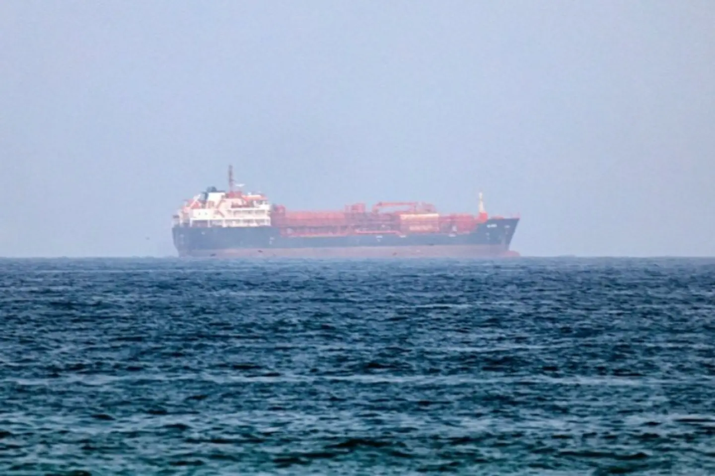 Petrolier lovit de un proiectil în Strâmtoarea Ormuz