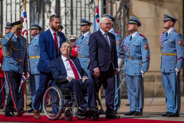 Preşedintele ceh, Milos Zeman, va fi externat din spitalul militar central din Praga, unde a intrat acum opt zile, cu explicaţia vagă că vrea să-şi reintre în formă