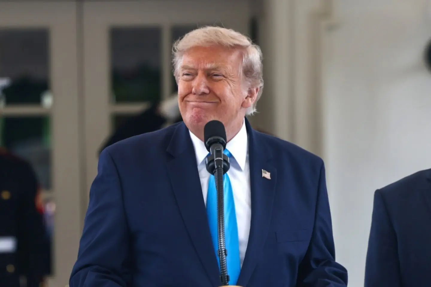 Trump renunță, momentan, la atacarea Iranului