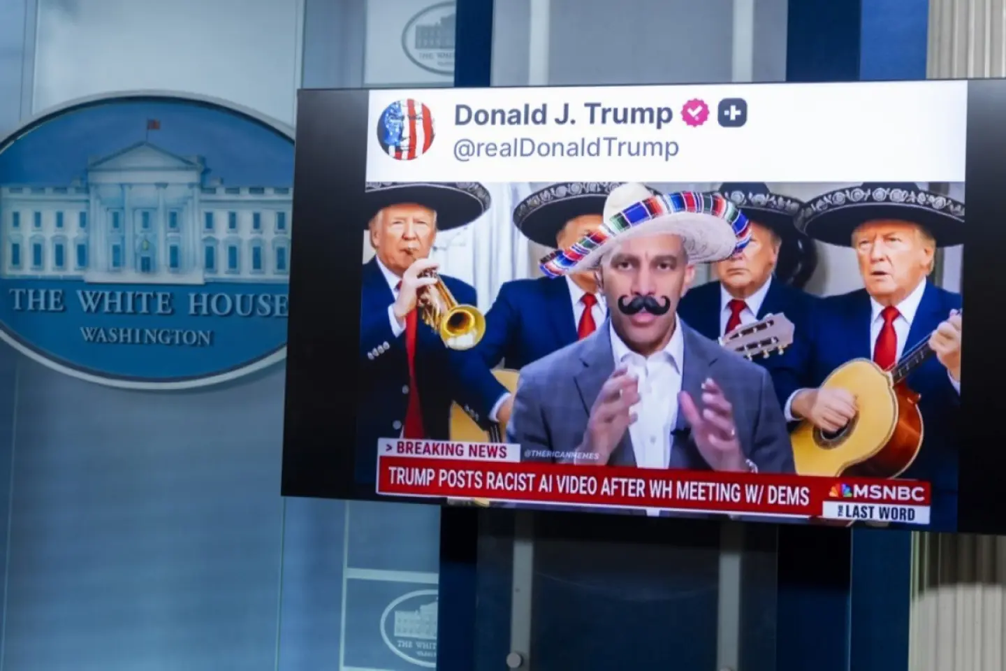 Trump începe să-şi vândă mesajele pe reţeaua sa socială