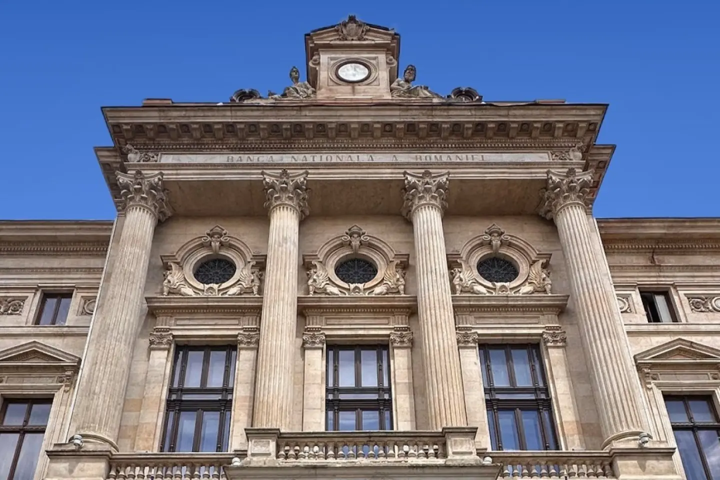Rezervele internaţionale ale BNR continuă să scadă