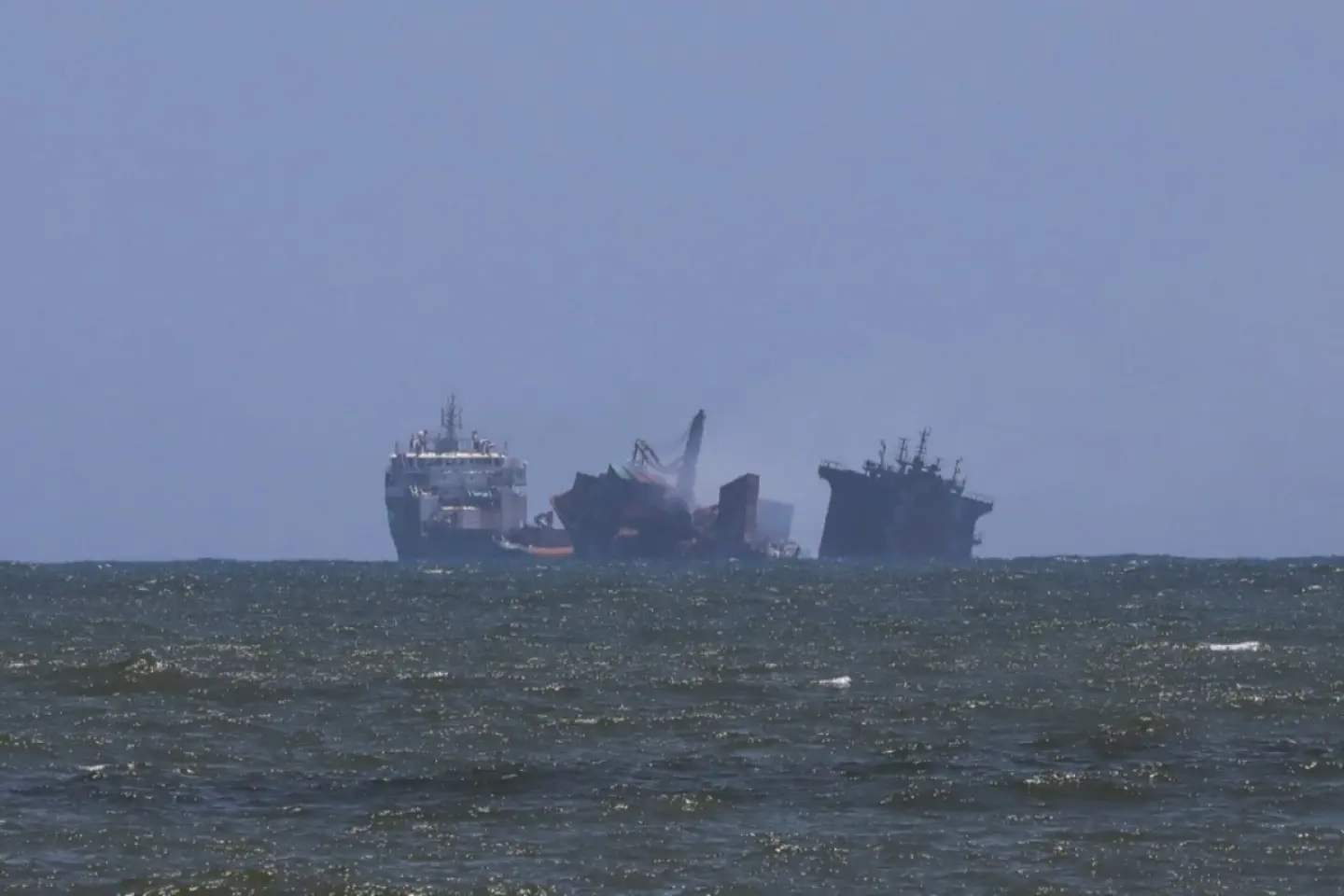 Cargou indian, scufundat în Marea Roşie după un atac al rebelilor Houthi