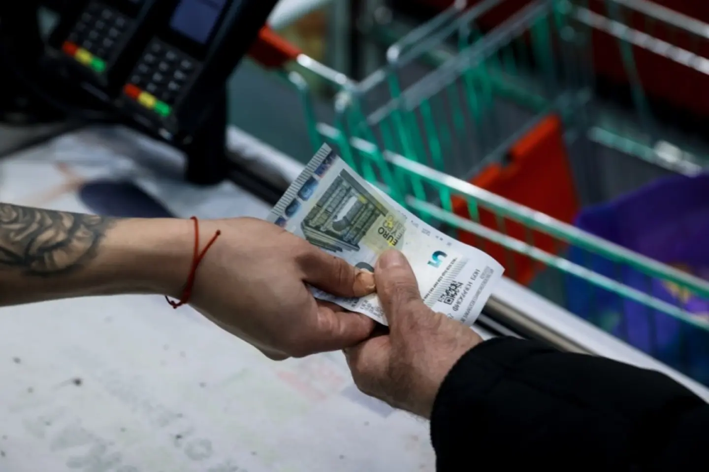 Bulgaria încheie perioada de afişare duală a preţurilor în leva şi euro
