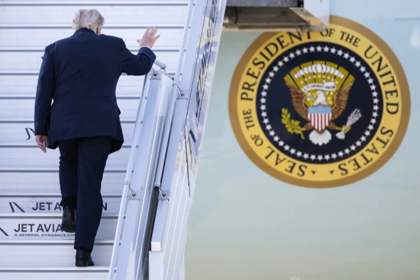 Donald Trump ascuns într-un camion de catering