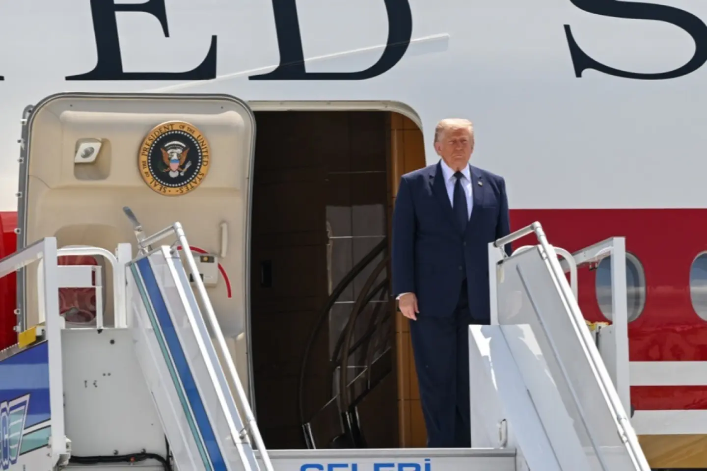 Trump confirmă o schimbare secretă de avion care i-a lăsat pe jurnalişti în pericol.