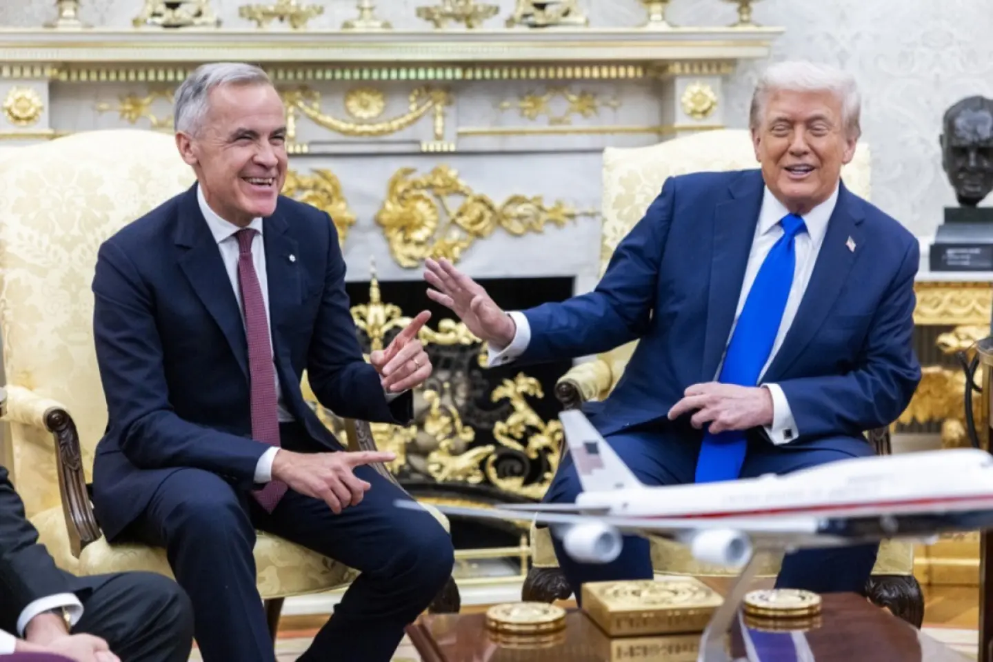 Trump suspendă noile tarife vamale impuse Canadei 