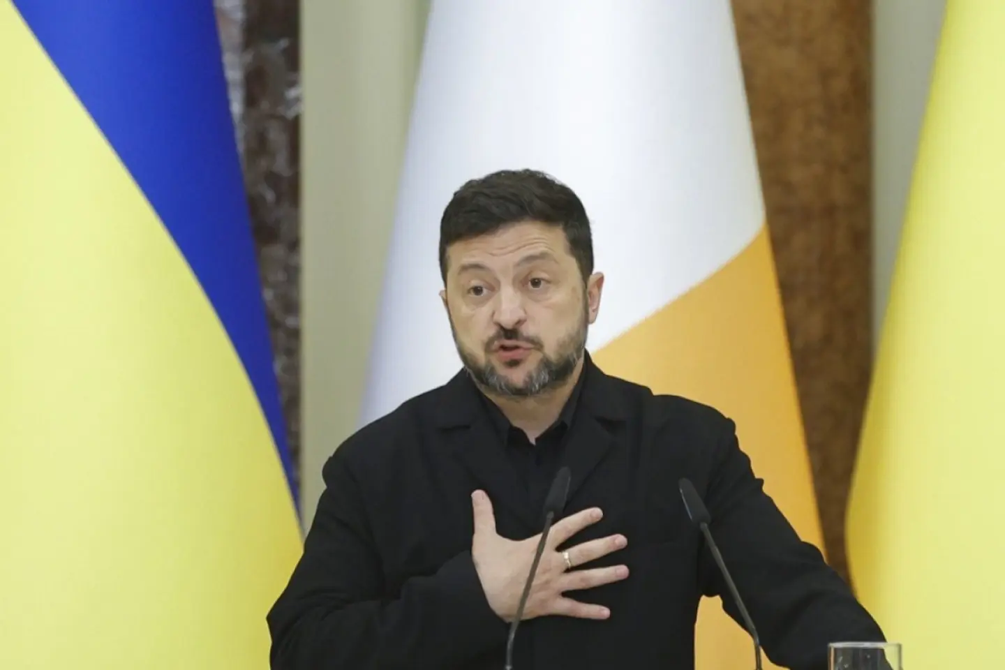 PROPAGANDĂ DE RĂZBOI: Zelenski a distrus Ucraina și prelungește războiul pentru bani 