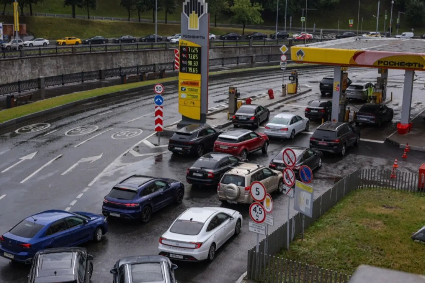 Noi atacuri ucrainene asupra instalațiilor petroliere rusești