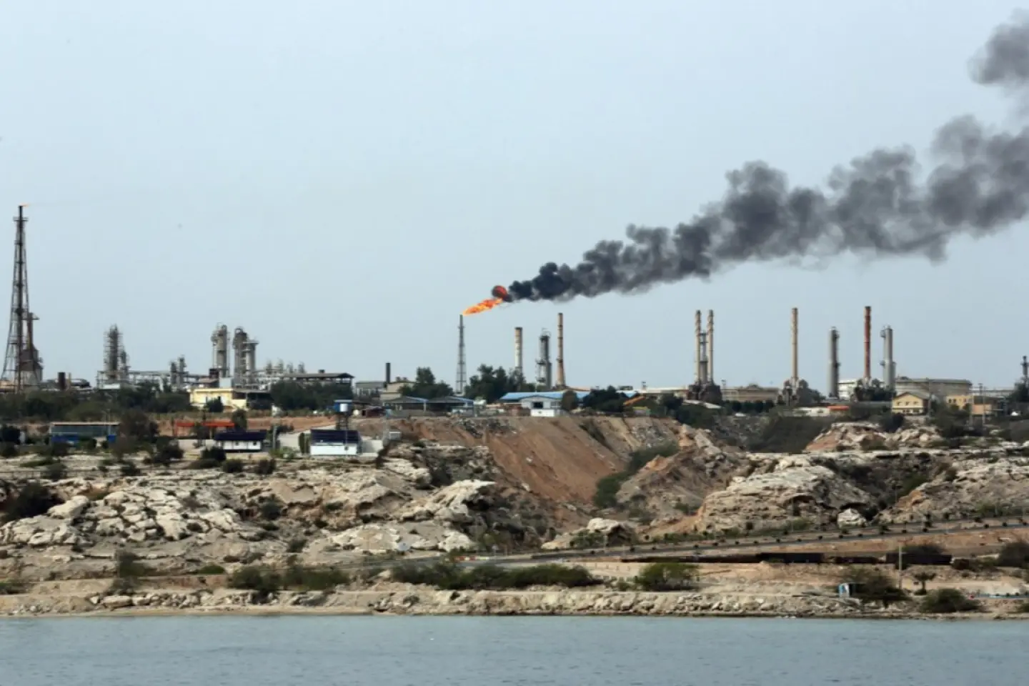 Explozii pe insula iraniană Kharg, un centru esenţial pentru exportul petrolului