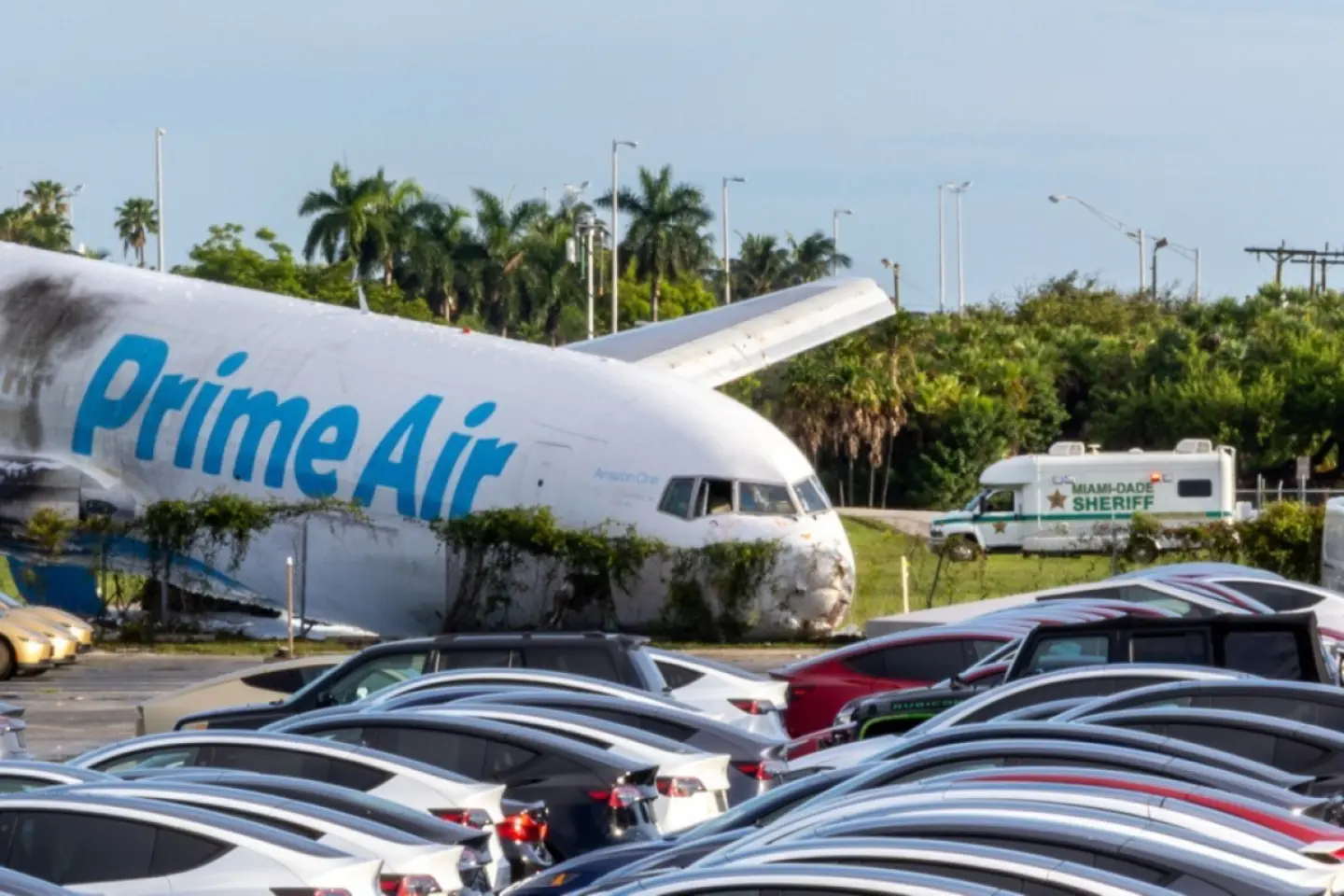 Un avion ieşit de pe pistă ciocneşte mai multe maşini la Miami