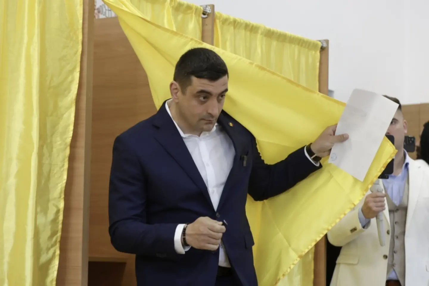 AUR conduce detaşat în intenţiile de vot
