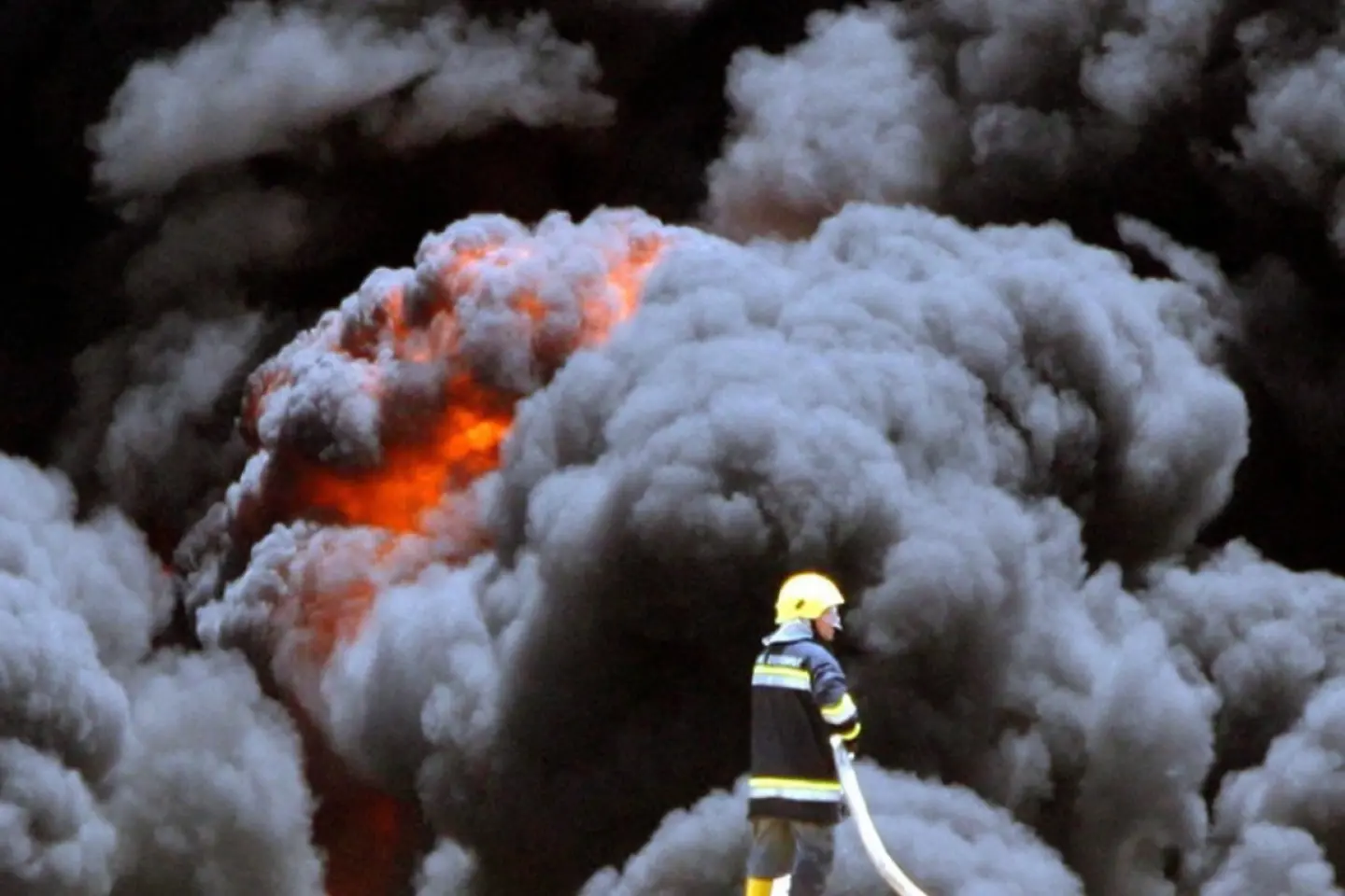 Dronele din Irak atacă și incendiază o conductă în Arabia Saudită