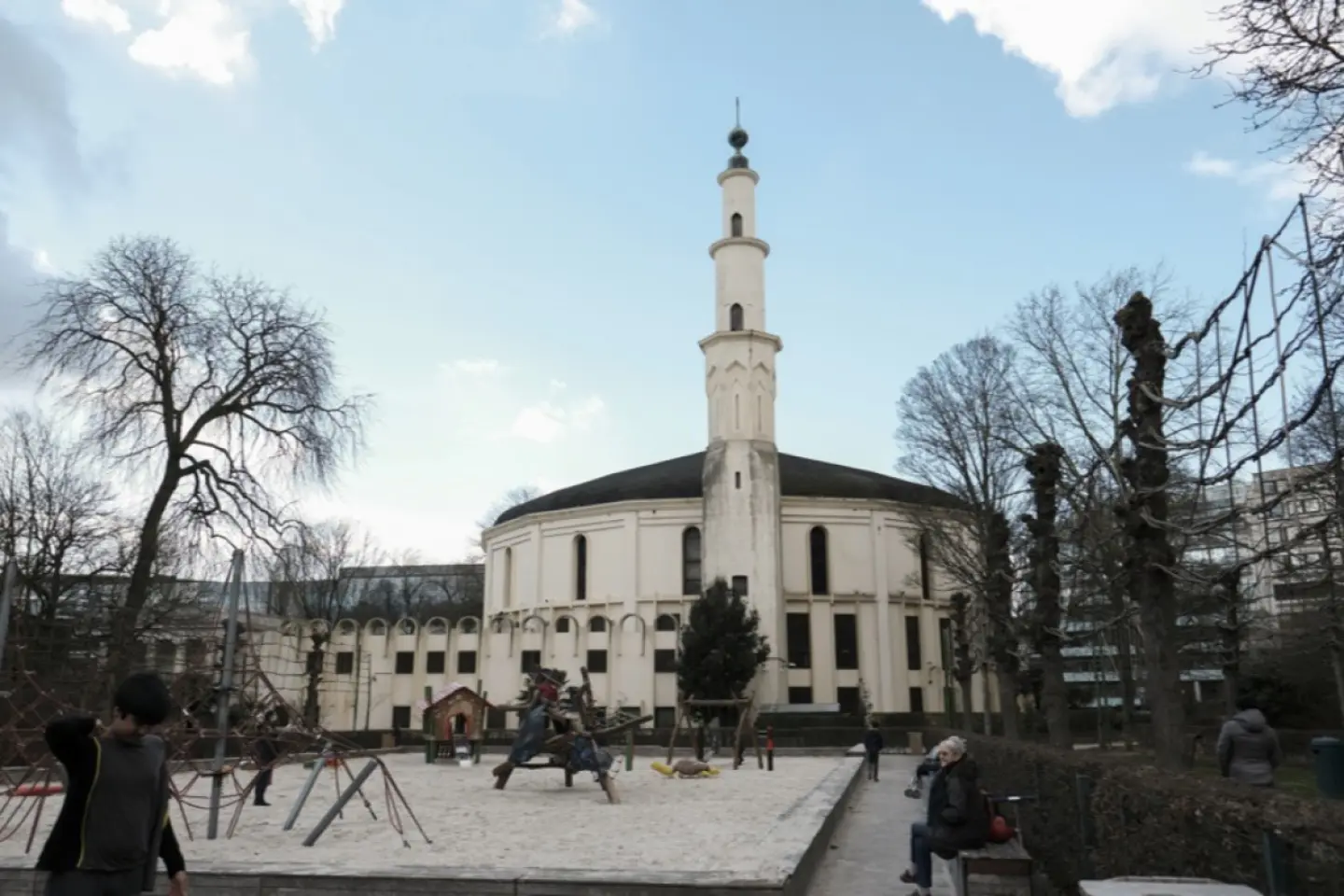 Zvastică desenată pe faţada unei moschei din Bruxelles
