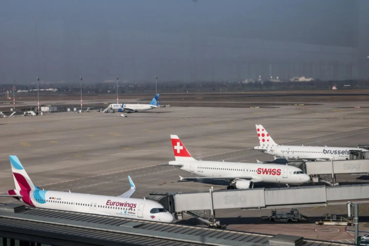 Zboruri suspendate temporar pe aeroportul din Berlin din cauza unei drone