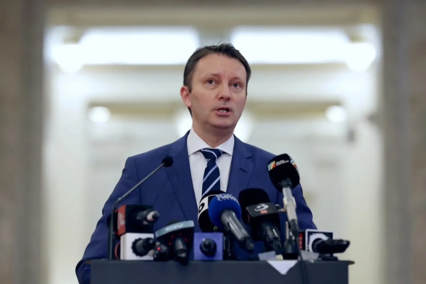 Premierul desemnat depune, astăzi la Parlament, programul de guvernare și lista de miniștri