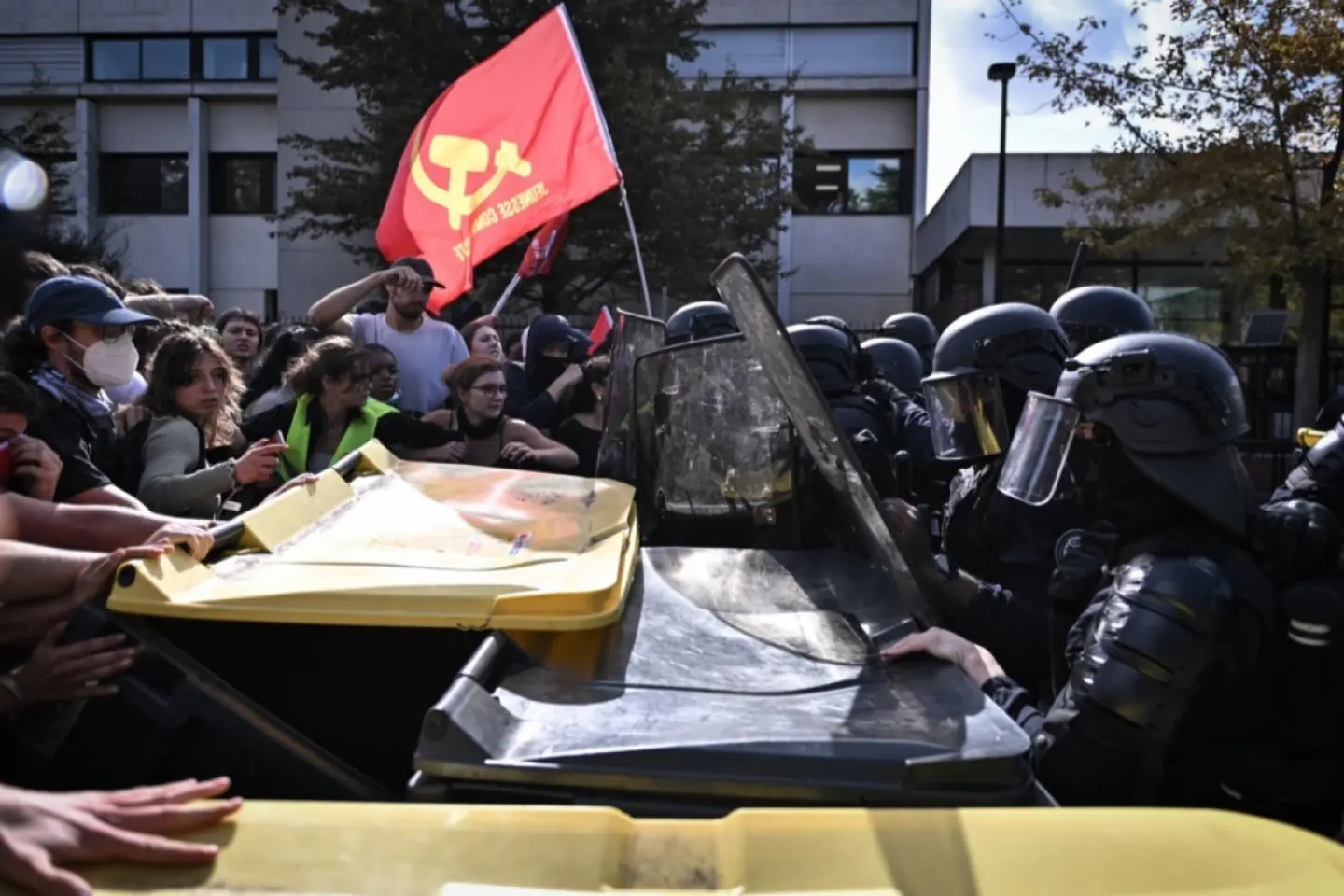 Revolta liceenilor francezi. Cât de implicată e extrema stângă?