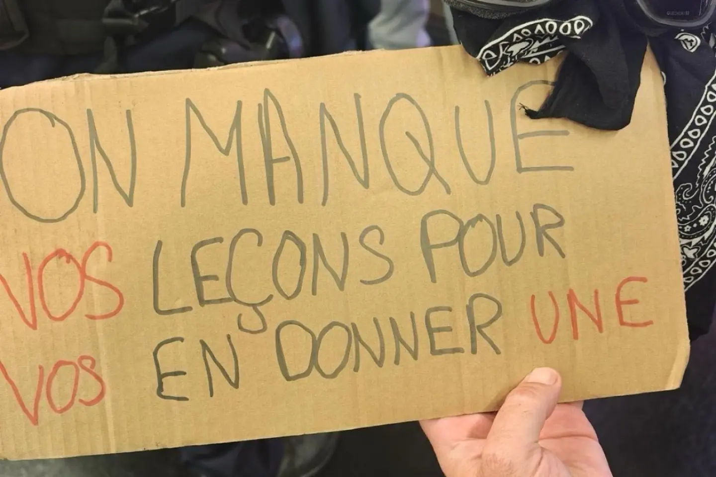 Poliția franceză afirmă că protestele elevilor au scăpat de sub control