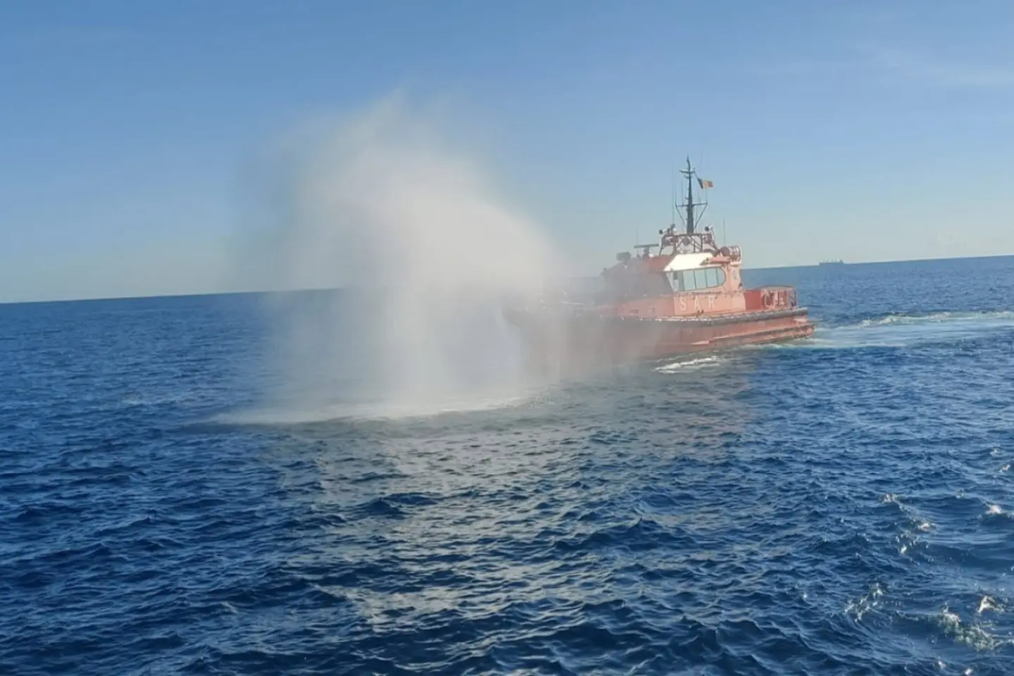 Navă lovită de o dronă în apropierea unei platforme petroliere românești din Marea Neagră