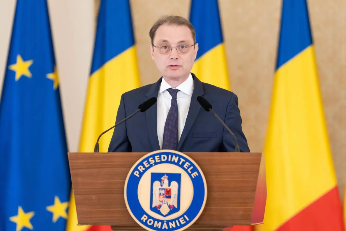 Președintele a semnat decretul pentru desemnarea ca premier a lui Luca Niculescu
