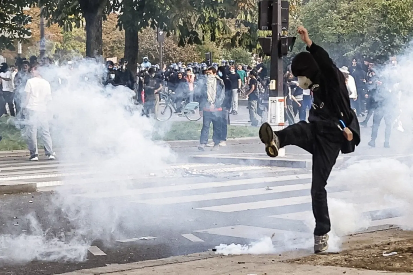 Polițiștii francezi nu vor mai folosi grenade paralizante la protestele liceenilor