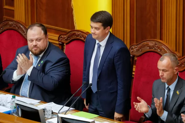 Majoritatea pro-prezidenţială din Parlamentul de la Kiev l-a destituit, joi, pe şeful legislativului, Dmitro Razumkov, provenit din rândurile sale