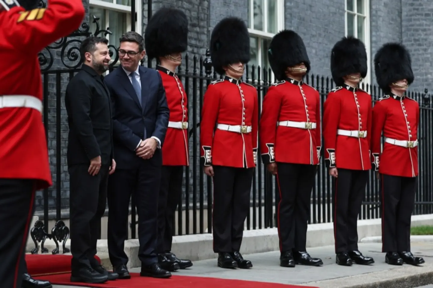 Volodimir Zelenski primit  cu garda de onoare de premierul britanic