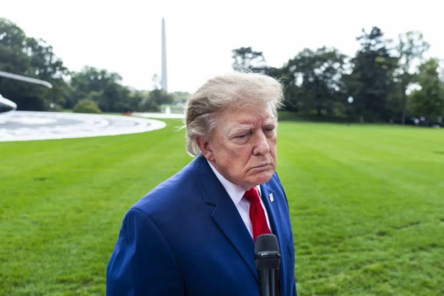 Fotografie ilustrativă pentru: Donald Trump suspendă sancțiunile împotriva Rusiei și neagă restricționarea Starlink, generând tensiuni cu Ucraina