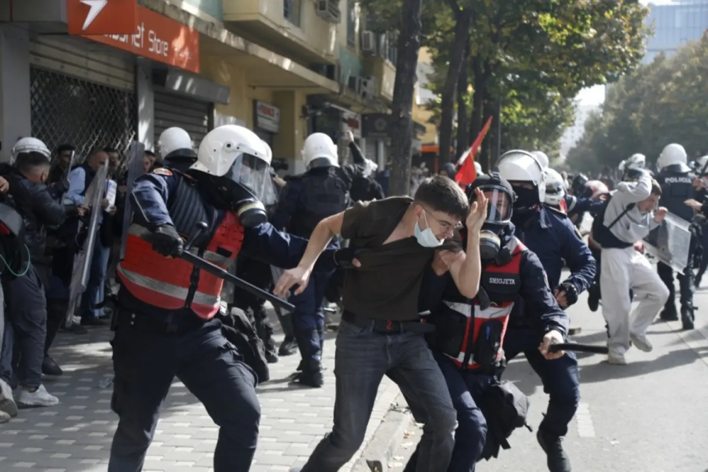 Noi proteste violente în Albania