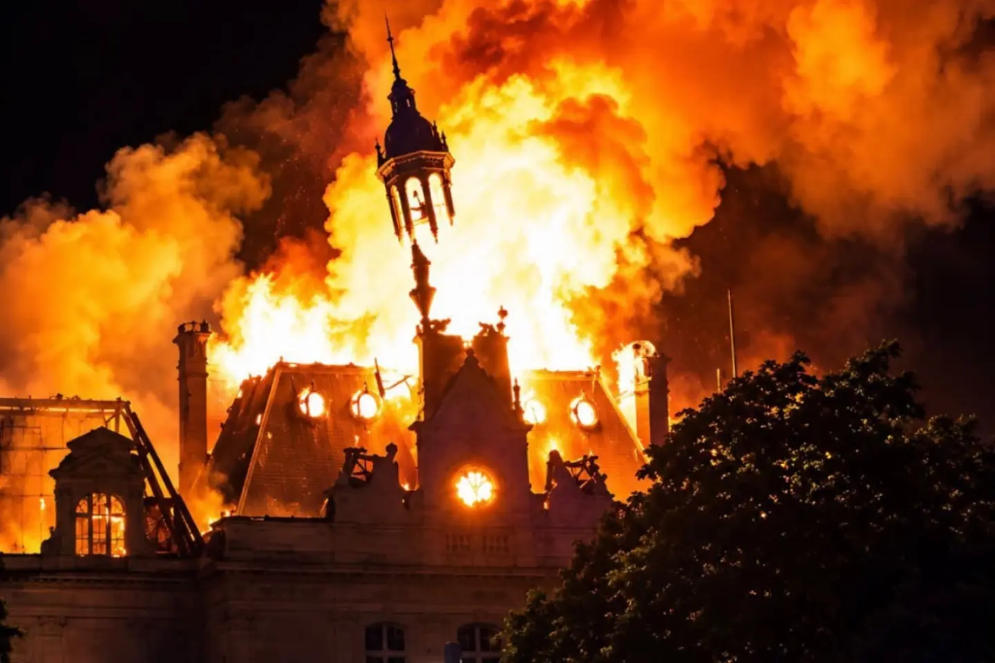 Protestatarii francezi au incendiat o clădire monument istoric