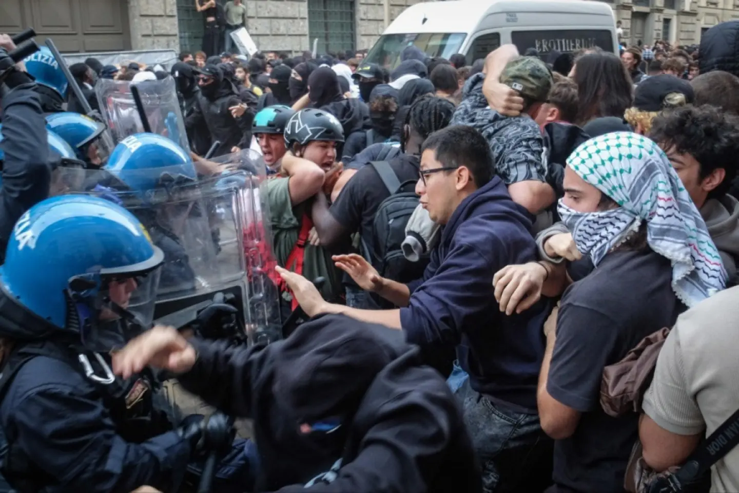 Giorgia Meloni cere opoziției să condamne protestele violente