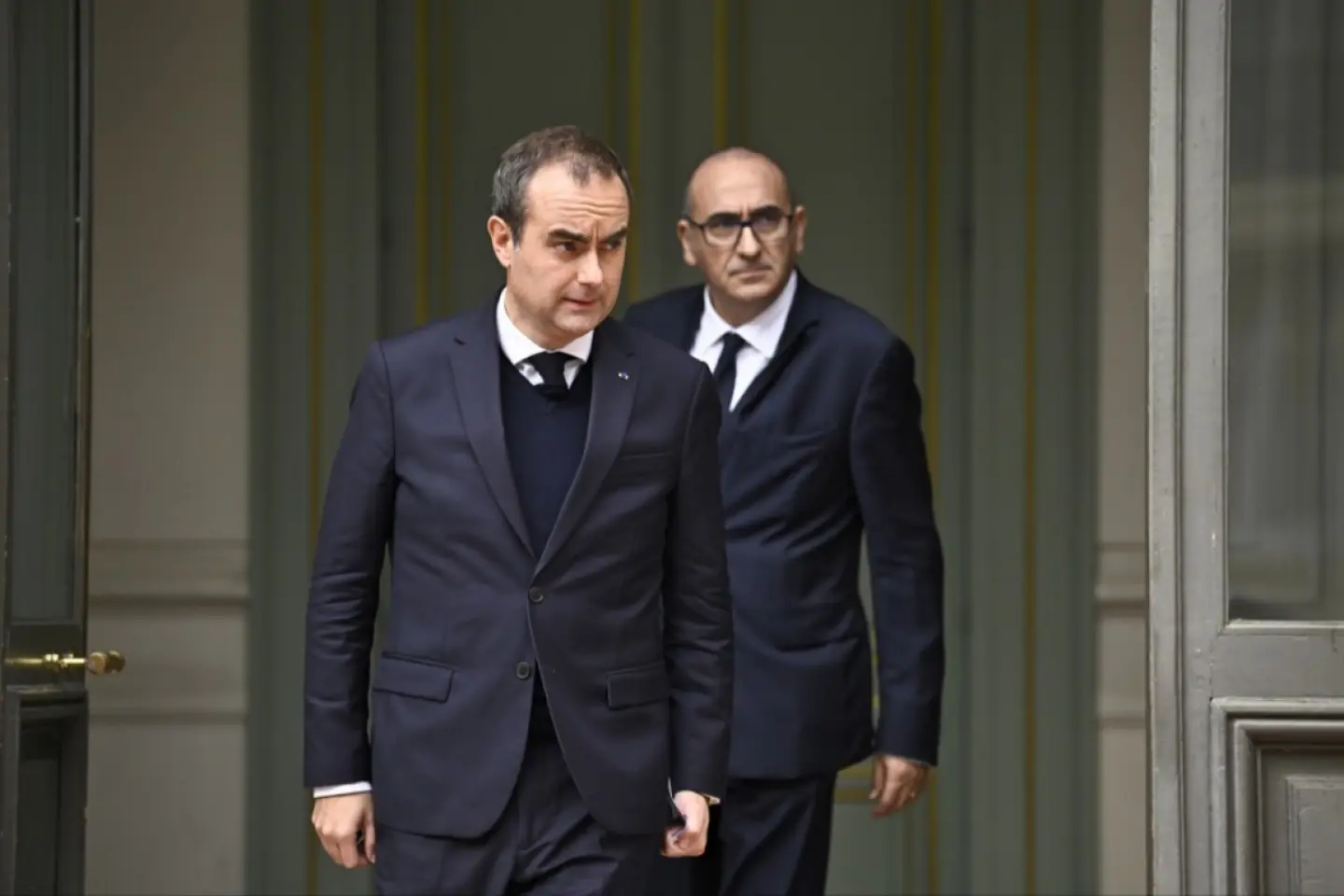 Fotografie ilustrativă pentru: Val de proteste violente și jafuri în Franța: Guvernul impune restricții de circulație, iar Macron respinge demisia ministrului de Interne