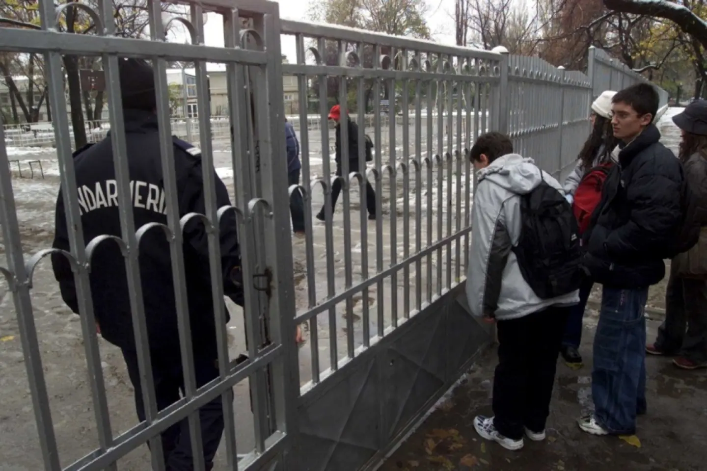 Un minor de 13 ani a atacat cu cuțitul mai multe persoane la o școală din Bistrița