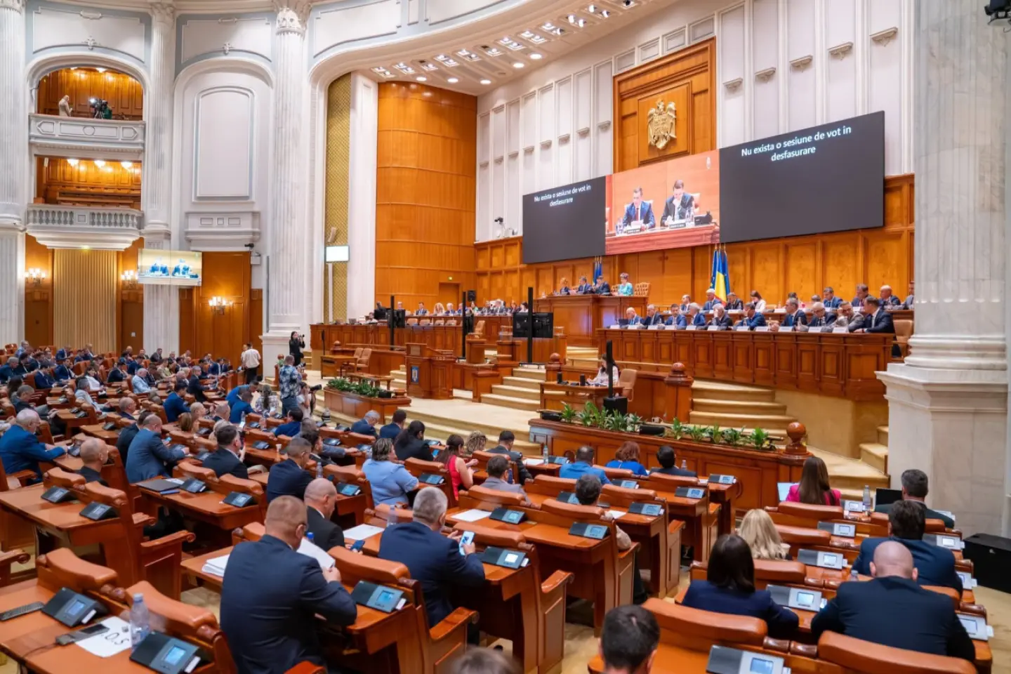 Parlamentul votează, astăzi, învestitura cabinetului Luca Niculescu