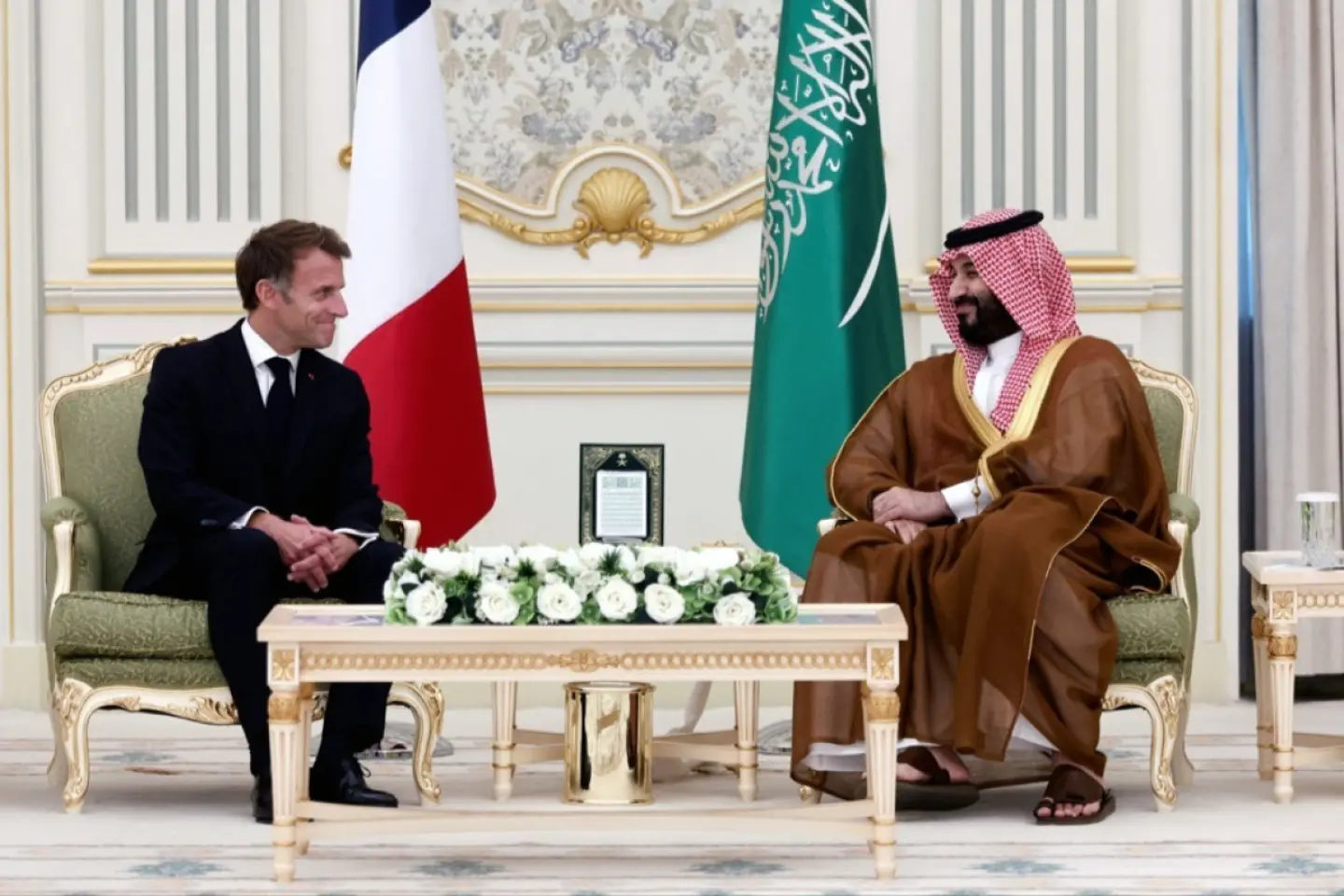 Președintele francez Macron a sosit în Arabia Saudită