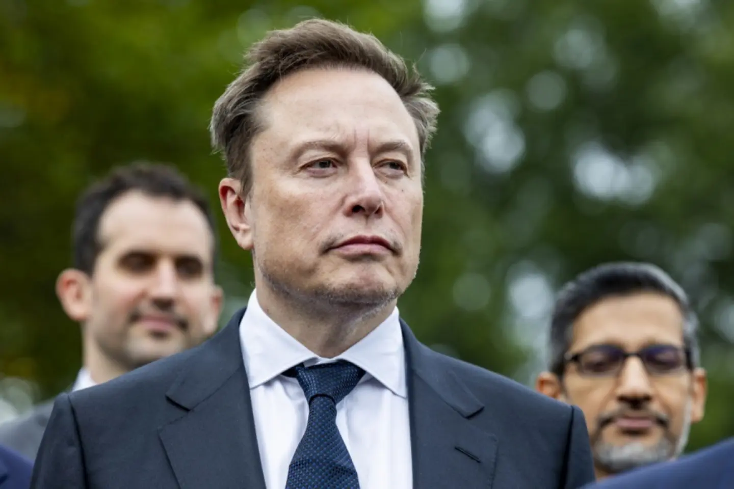 Elon Musk îi ameninţă pe 