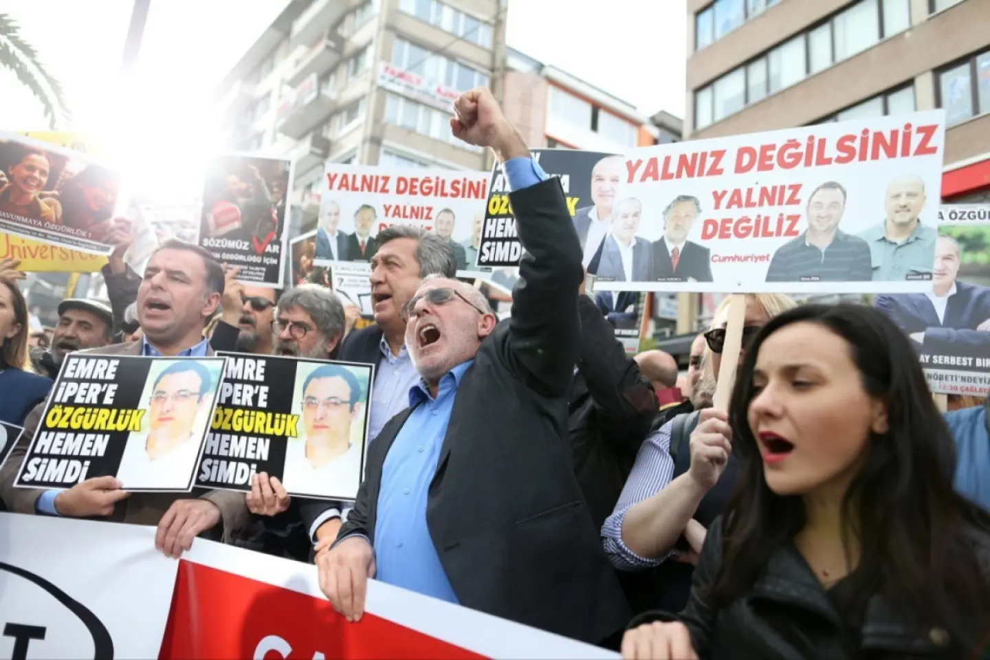 Turcii se revoltă împotriva cenzurii