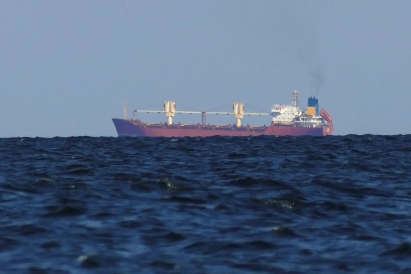 Ruşii lovesc din nou o navă de marfă din Marea Neagră