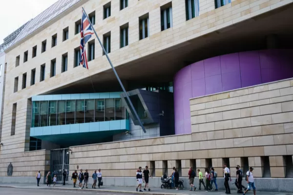 Un angajat al ambasadei britanice la Berlin, arestat în Germania pentru spionaj în favoarea Rusiei, riscă expulzarea