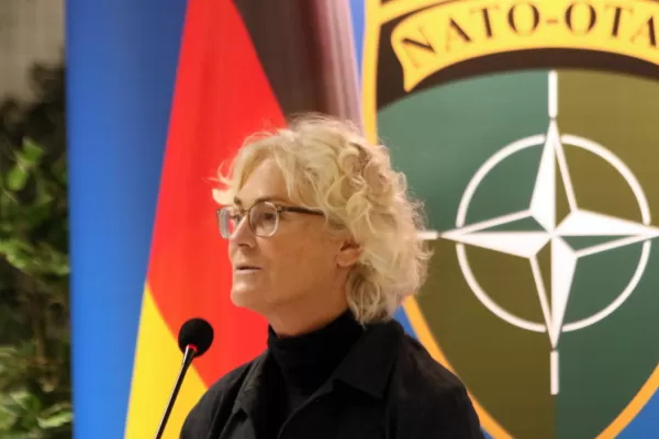 Criza din Ucraina: Rusia nu-și poate impune punctele de vedere asupra securității regionale în fața NATO – declară ministrul german al Apărări, Christine Lambrecht