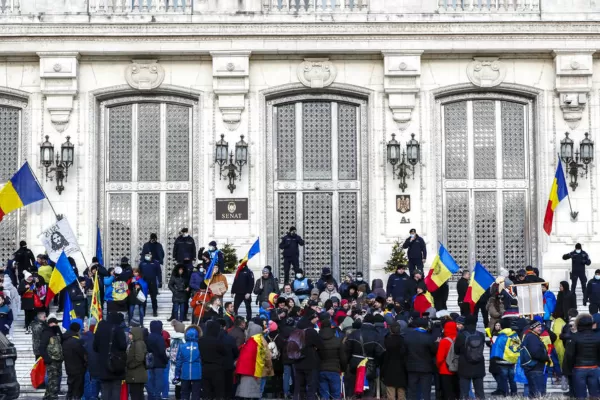 Manifestanți anti-vaccin au pătruns, marți, în curtea Parlamentului de la București