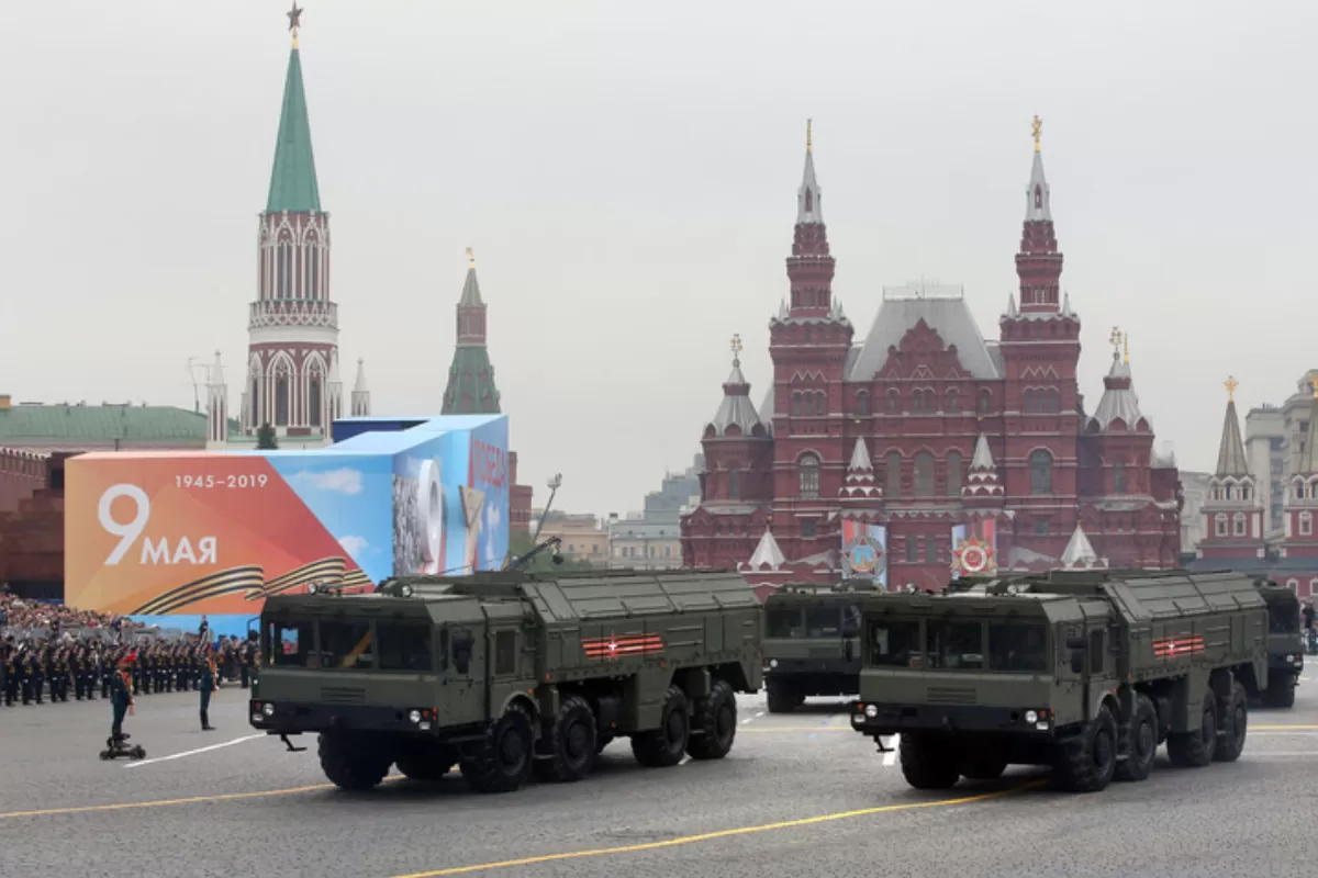 Sistemul rusesc de rachete cu rază scurtă de acțiune Iskander-M se mișcă în timpul paradei de Ziua Victoriei din Piața Roșie din Moscova, Rusia, 09 mai 2019.