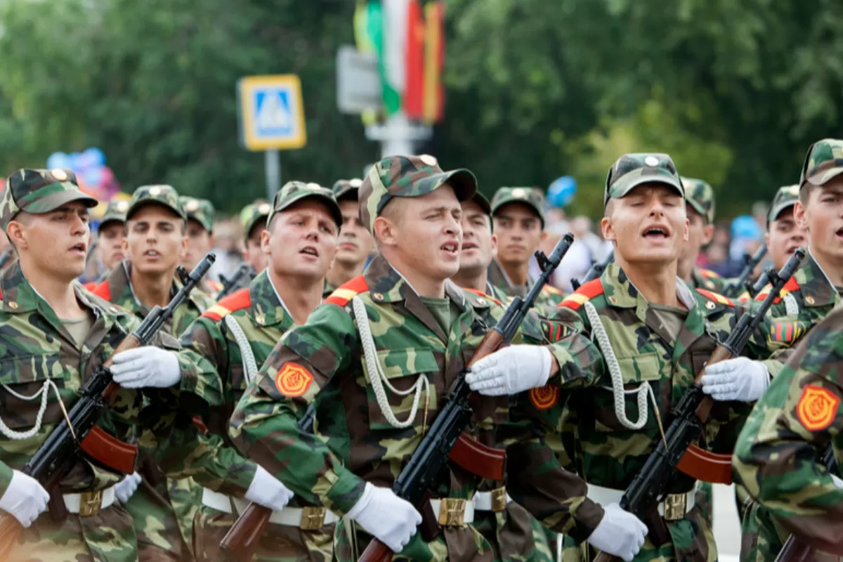 Militari ai statului nerecunoscut al Transnistriei participă la o paradă militară în timpul sărbătoririi Zilei Independenței în orașul Tiraspol, la 78 km est de Chișinău, Moldova, 02 septembrie 2013.