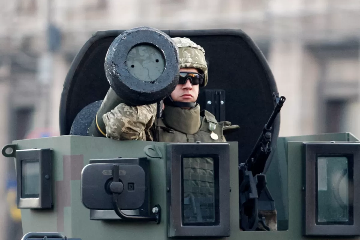 Un militar ucrainean cu un sistem de rachete Javelin în timp ce participă la o repetiție generală a paradei militare în centrul orașului Kiev, Ucraina, 22 august 2018.