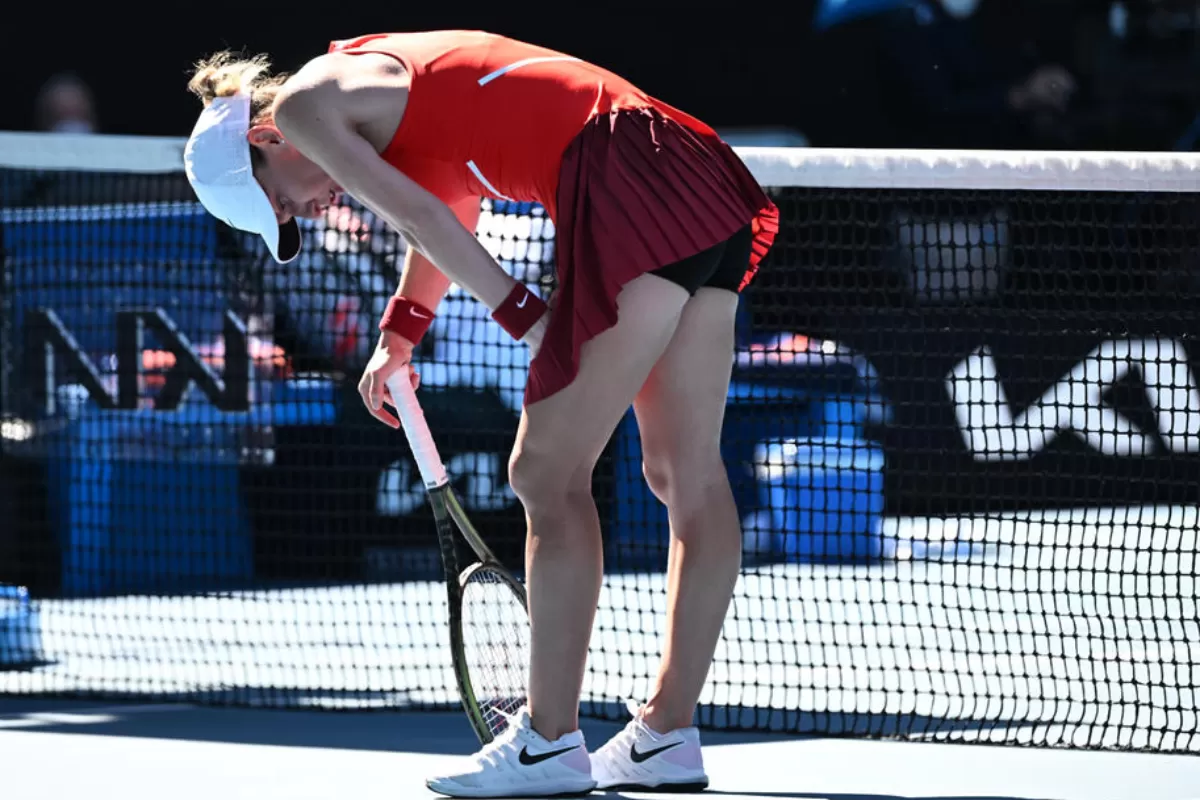 Simona Halep reacționează în timpul meciului din turul al patrulea împotriva franțuzoaicei Alize Cornet la turneul de Grand Slam Australian Open de la Melbourne Park, în Melbourne, Australia, 24 ianuarie 2022