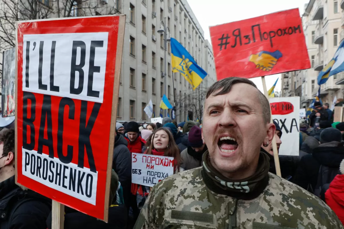Susținătorii fostului președinte ucrainean Petro Poroșenko protestează lângă sediul Președinției, după o ședință de judecată la tribunalul districtual Pechersky din centrul orașului Kiev, Ucraina, 19 ianuarie 2022.