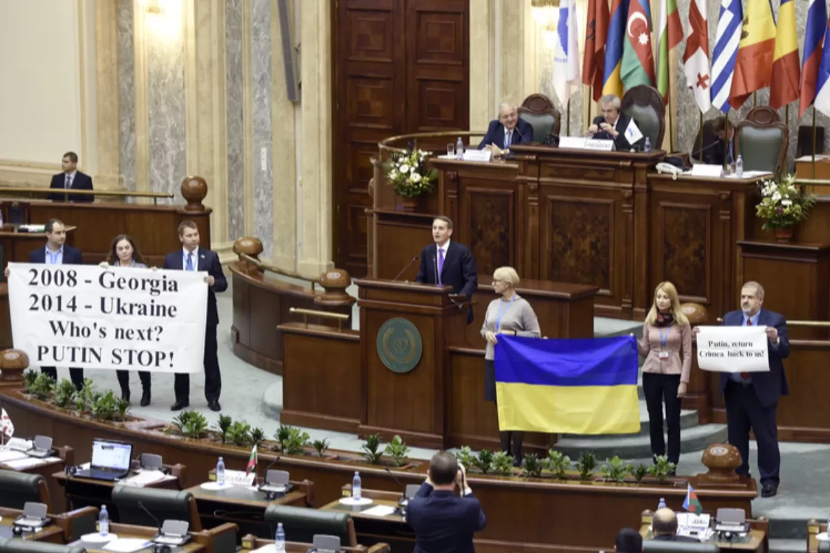 Parlamentari ucraineni protestează față de Rusia în timp ce Serghei Naryshkin, Președintele Dumei de Stat, se adresează reuniunii internaționale a Adunării Parlamentare a Cooperării Economice a Mării Negre care a avut loc la Palatul Parlamentului din București, România, 27 noiembrie 2015.
