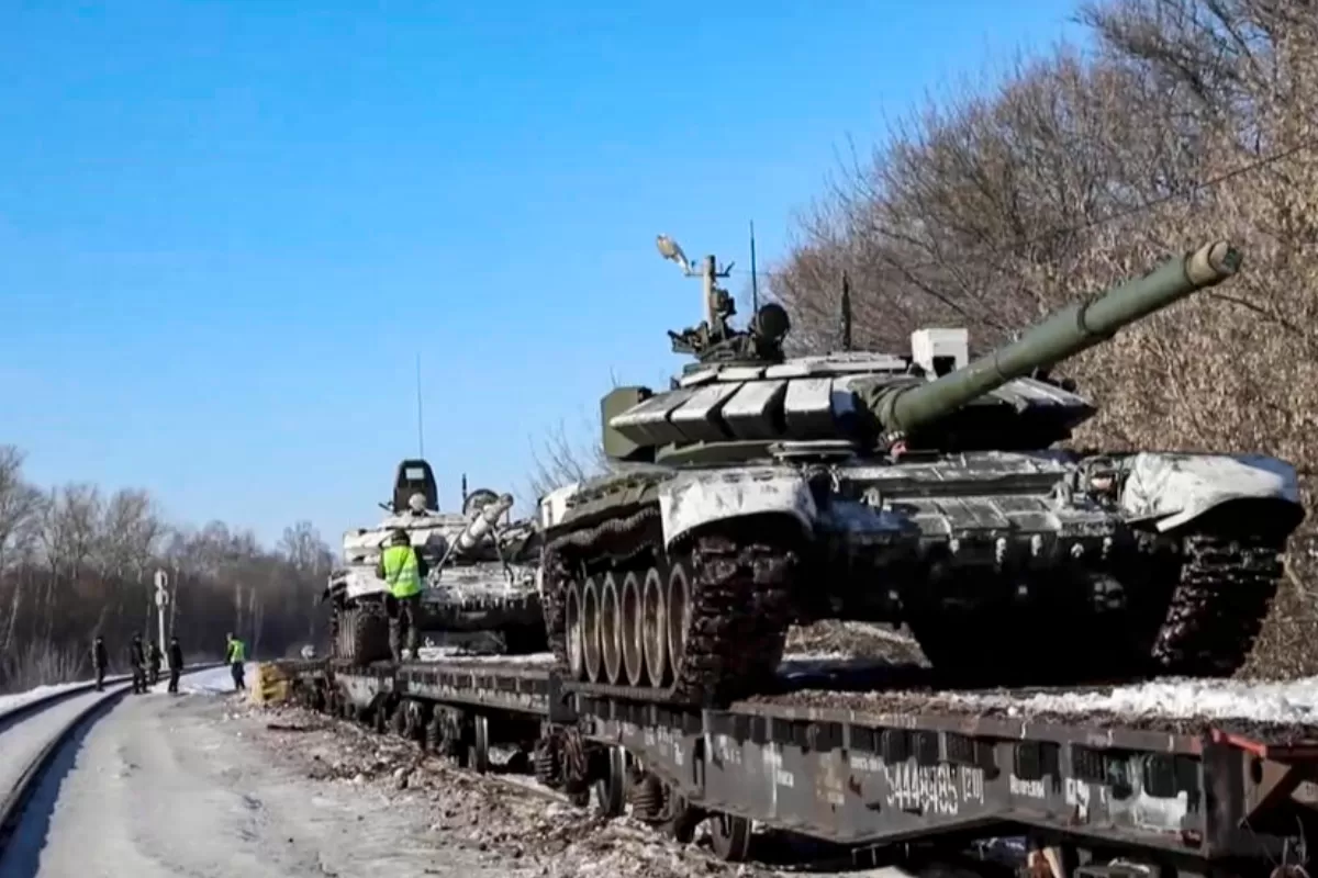 O imagine statică dintr-un videoclip pus la dispoziție de serviciul de presă al ministerului rus al Apărării arată tancuri rusești încărcate pe vagoane de marfă în regiunea Voronej, Rusia, 16 februarie 2022. 